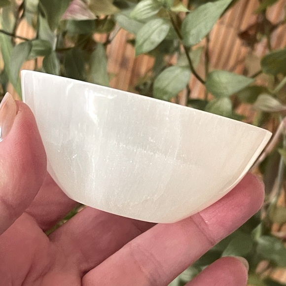 Genuine selenite hand carved ✨charging✨ bowls - Picture 4 of 13